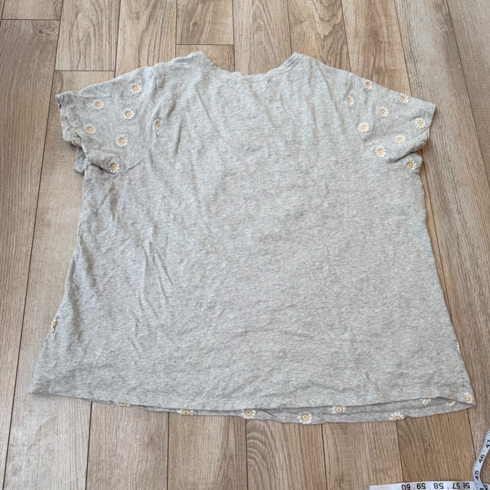Lucky Brand Tee Embroidered Daisy’s Heathered grey size 3x - Picture 9 of 9